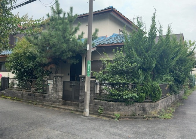 【外観】 | 隣家の土地はどうなっているのか、生活利便施設が近くにあるのか、学校まで近いかなど、お客様のライフスタイルにあわせたイメージが重要です。また、近くにあると困る施設が近くにないかも確認するといいでしょう。