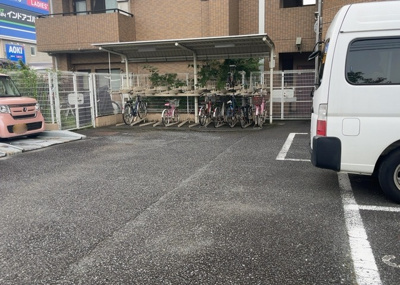 【駐輪場】 | セザール京王堀之内 | 敷地内に整備された専用の駐輪場です。通勤や通学、日々のお買い物で自転車を利用される方にとって大変便利です。空き確認やご利用手続きの有無につきましては、現地ご案内の際にお気軽にご質問ください。