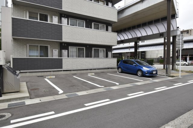 グランドコート堤町の駐車場