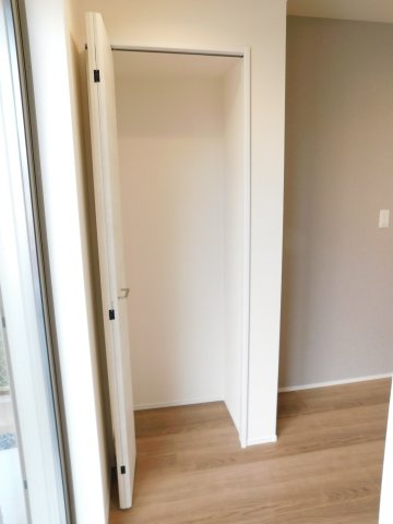 津島市喜楽町の新築一戸建の収納|◇パントリー◇　　キッチン横に便利な収納完備！　食品、キッチン用品などの収納に重宝します♪　可動棚取付可！