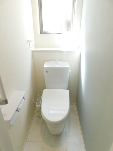 津島市喜楽町の新築一戸建のトイレ|◇トイレ◇　　１・２階シャワートイレ　節水タイプ