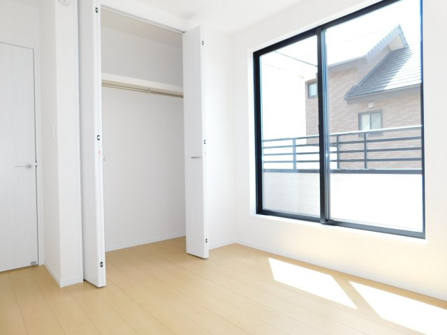 稲沢市東緑町３丁目の新築一戸建の洋室|◇２階洋室◇　　南面で明るい洋室５．２５帖　全居室収納完備！　バルコニー付き♪