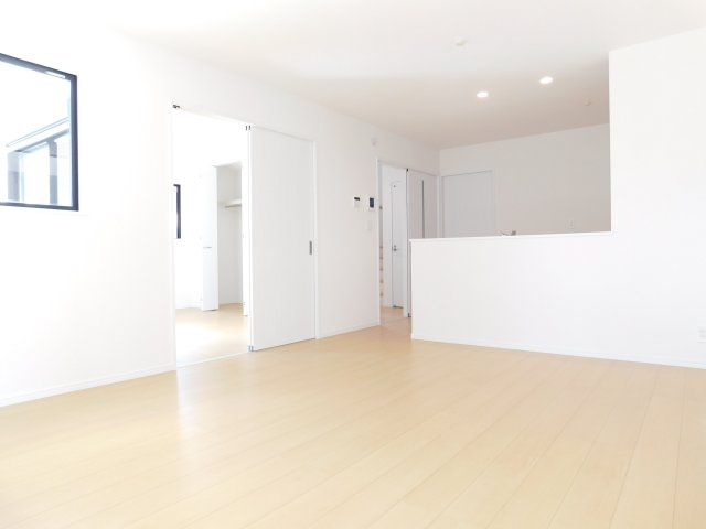 稲沢市東緑町３丁目の新築一戸建の居間・リビング|◇リビング◇　　南面で明るいリビング１５．０帖　洋室と続き間で２１．０帖の広々空間になります♪