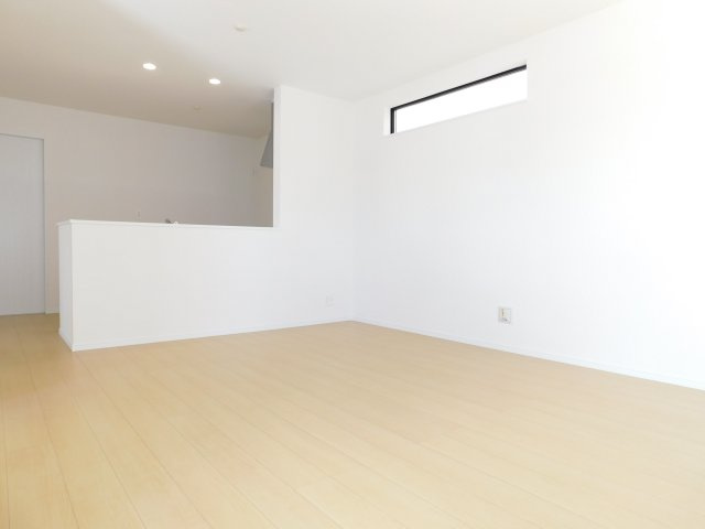 稲沢市東緑町３丁目の新築一戸建の居間・リビング|◇リビング◇　　南面で明るいリビング１５．０帖　会話が弾む対面キッチン♪
