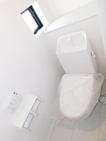 稲沢市東緑町３丁目の新築一戸建のトイレ|◇トイレ◇　　１・２階シャワートイレ　節水タイプ　リモコンパネル付き