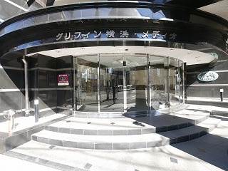 グリフィン横浜メディオのエントランス