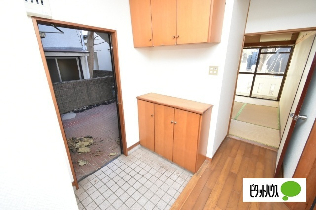 紅雲町貸寮の玄関|西棟１階