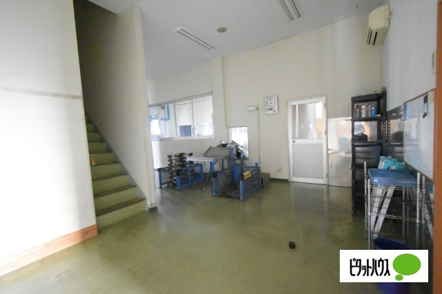 新保町　倉庫付事務所の内装