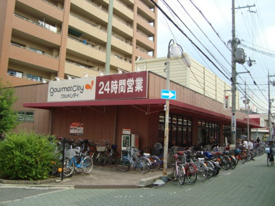 【周辺】 | ロイヤルシャーロット | グルメシティ大和田店まで1,192ｍ