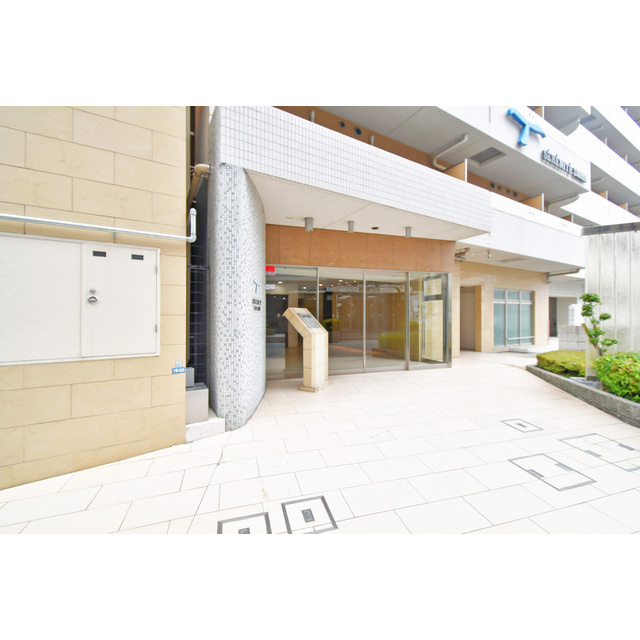 SERENiTE江坂四番館のエントランス