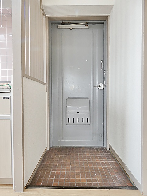 小野マンションの玄関