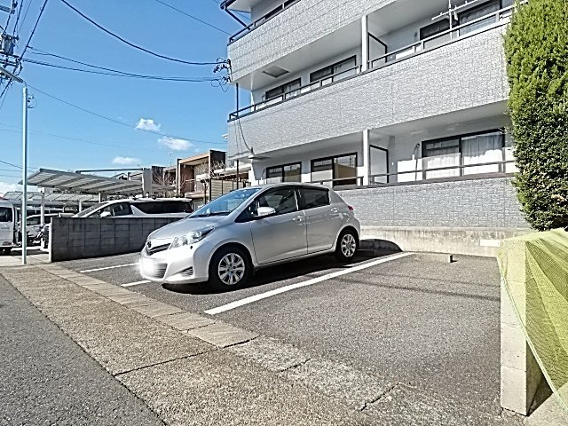 ロッキー猪子石の駐車場