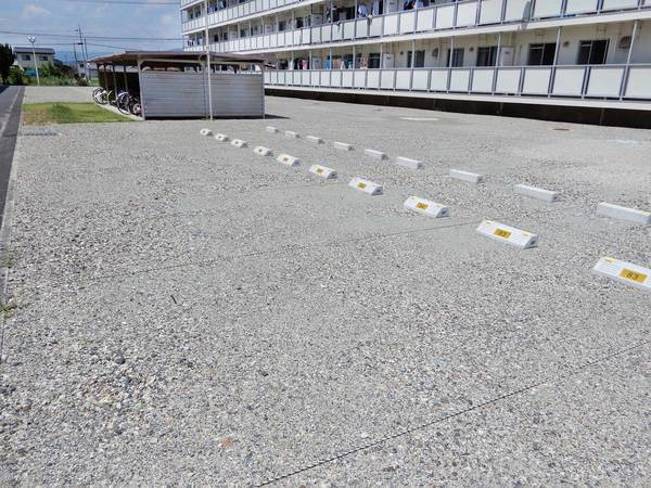 ビレッジハウス上原4号棟の駐車場