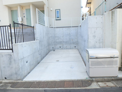 ★敷地内駐車場★（空き状況・使用料等詳細はご確認下さい）