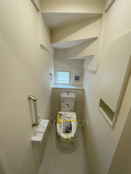 前橋市後家町1号棟のトイレ|１階トレイです。
温水シャワー洗浄機能付きです。
手摺り付きです。