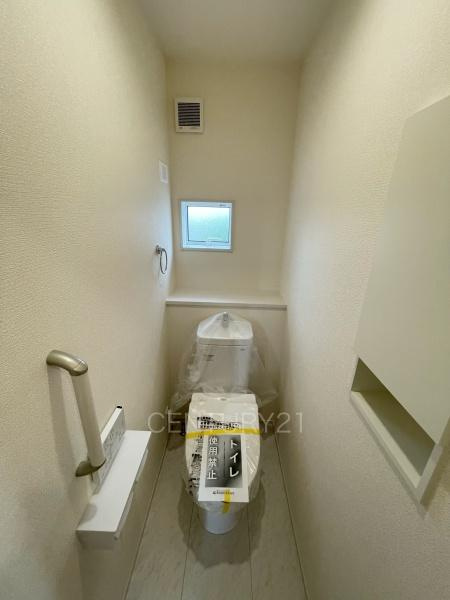 前橋市後家町1号棟のトイレ|２階トイレです。
温水シャワー洗浄機能付き。
手摺り付きです。