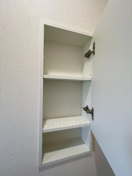 前橋市後家町1号棟のトイレ|２階トイレです。
壁に埋め込み収納付き。
ペーパーストックに便利です。