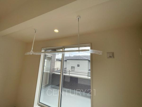前橋市後家町1号棟のその他|室内物干し用金具付きです。