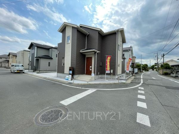 前橋市後家町1号棟の前面道路含む現地写真|角地です。