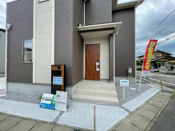 前橋市後家町1号棟の玄関|スマートキー付きの玄関。
鍵を探すことなくドアの開閉が可能です。
郵便物を守る鍵付きポストです。
インターホンは録画機能付きで防犯面に優れます。
