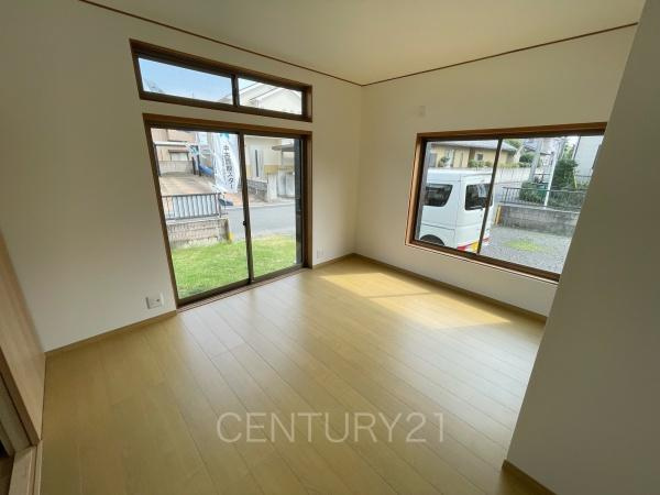 前橋市駒形町中古住宅の洋室|２面採光の明るい洋室です。