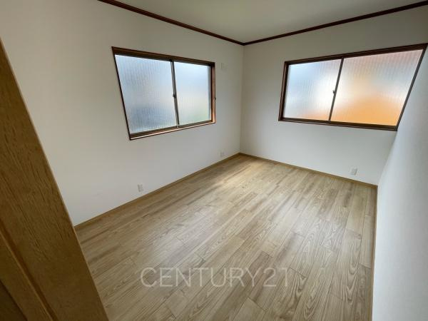 前橋市駒形町中古住宅の洋室|２面採光の明るい洋室です。