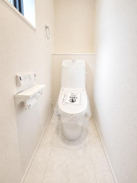川崎市川崎区旭町２丁目の新築一戸建のトイレ|清潔感のある内装のすっきりとしたデザインのトイレです。
水周りが綺麗だと安心ですね。

