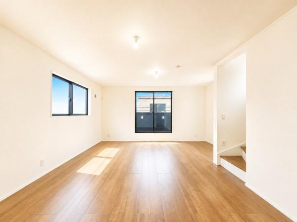 川崎市川崎区旭町２丁目の新築一戸建の居間・リビング|窓からは明るい光が差し込みます！
電気をつけなくても明るいです。

