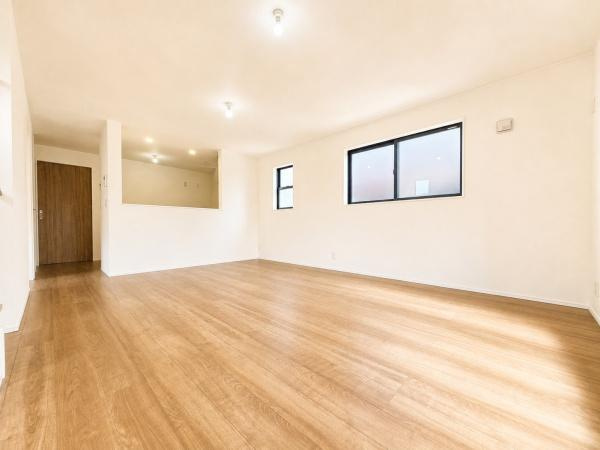 川崎市川崎区旭町２丁目の新築一戸建の居間・リビング|自慢したくなるリビング！
形も良く家具の配置にも困りません。
