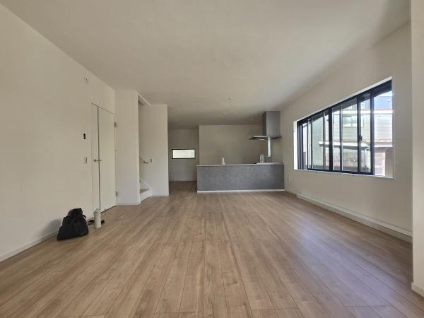 相模原市中央区共和２丁目の新築一戸建の居間・リビング|自慢したくなるリビング！
形も良く家具の配置にも困りません。
