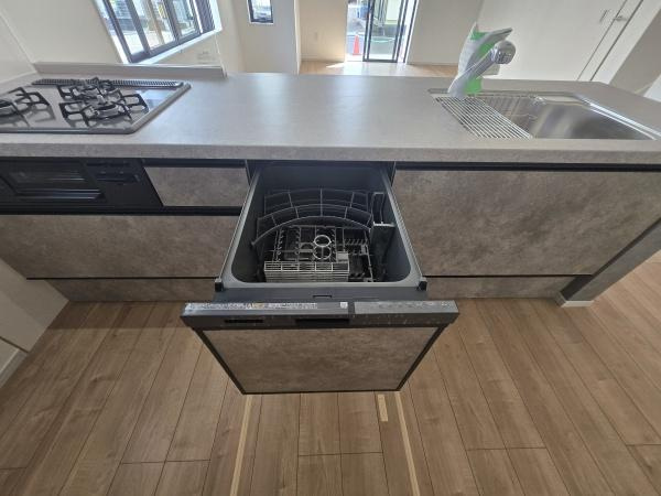 相模原市中央区共和２丁目の新築一戸建のキッチン|食洗器付きなのは家事の負担を軽減してくれる嬉しいポイント♪