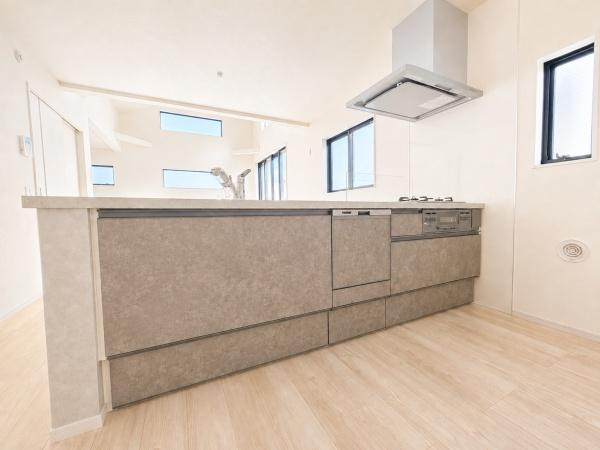 相模原市中央区共和２丁目の新築一戸建のキッチン|対面式のキッチンはお料理中でも家族とのお話も弾みます。
