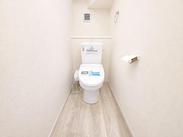 相模原市中央区共和２丁目の新築一戸建のトイレ|清潔感のある内装のすっきりとしたデザインのトイレです。
水周りが綺麗だと安心ですね。
