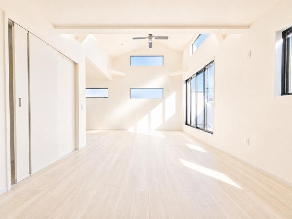 相模原市中央区共和２丁目の新築一戸建の居間・リビング|吹抜けがある明るいリビング♪
解放感がありのびのび生活できます！