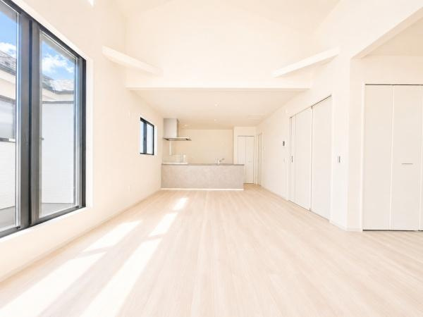 相模原市中央区共和２丁目の新築一戸建の居間・リビング|自慢したくなるリビング！
形も良く家具の配置にも困りません。