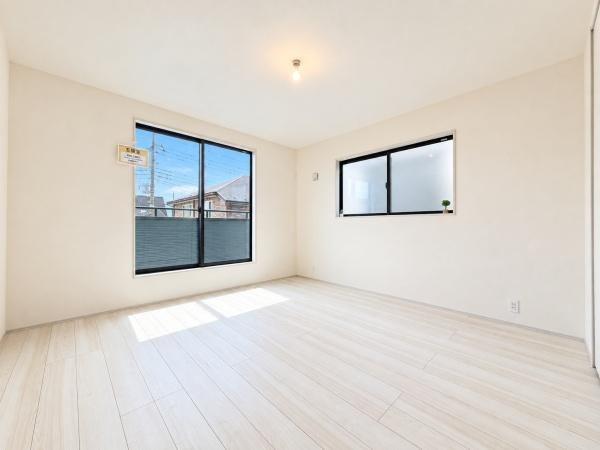 横浜市瀬谷区東野の新築一戸建の洋室|窓からの光が嬉しい洋室です。
収納もあり、荷物が多い方にも安心です♪