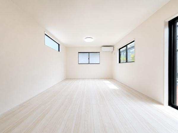 横浜市瀬谷区東野の新築一戸建の居間・リビング|窓からは明るい光が差し込みます！
電気をつけなくても明るいです。

