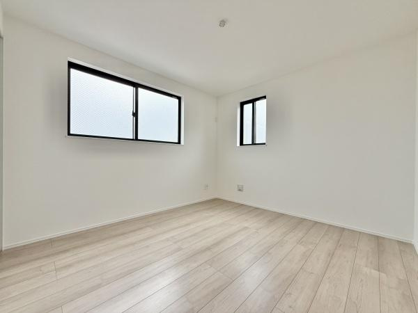 【洋室】 | 2面採光なので、日差しを長時間受ける事が出来る暖かいお部屋です。