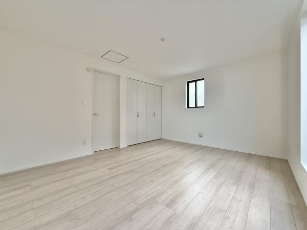【寝室】 | 木目のフローリングが暖かみのある室内に。明るい寝室で心地のいい朝を迎えられそう。