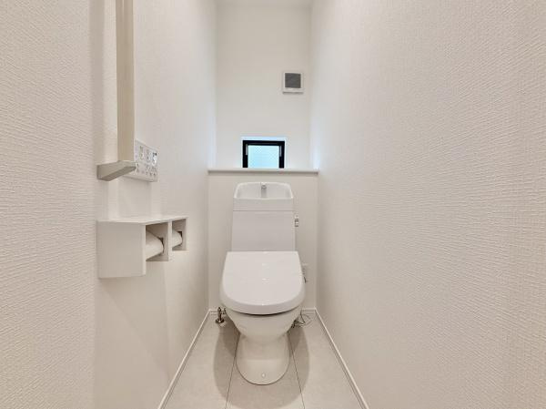 【トイレ】 | 節水型でエコなトイレには、今では当たり前のウォシュレット付き。便座を温める機能付き！