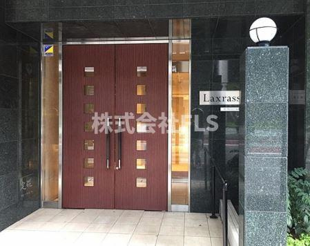 港区三田１丁目の賃貸マンションのエントランス