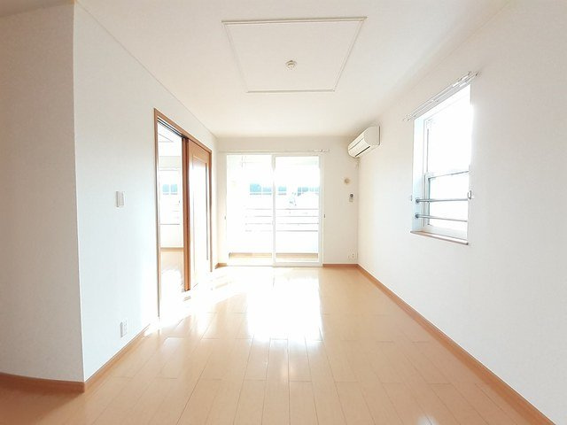 グロワールＥの居間・リビング|こちらの居間で趣味の時間をお楽しみください