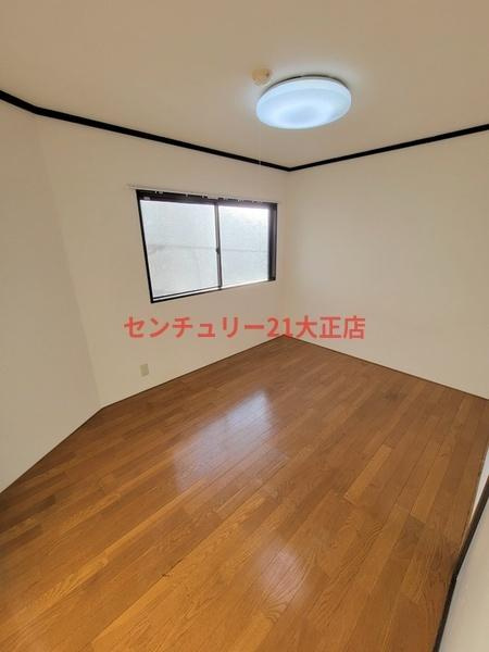藤田ホワイトマンションの駐車場|窓付の洋室