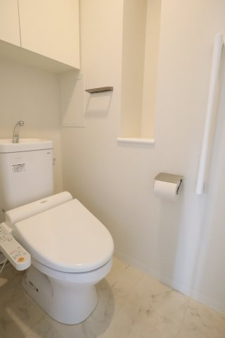 ワコーレ王子公園ステーションスターズのトイレ|トイレは温水洗浄機能付きです、背面には収納もあり、清掃用の小物などを収納いただけます