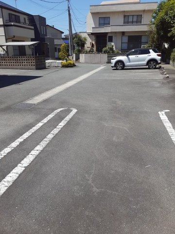 ブリーズ・ジュネスの駐車場