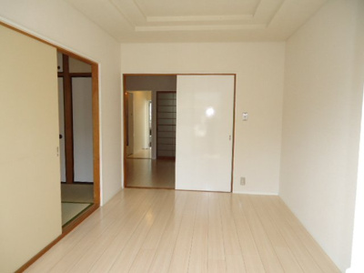 【内装】 | エバーハイツ | 南側洋室６帖