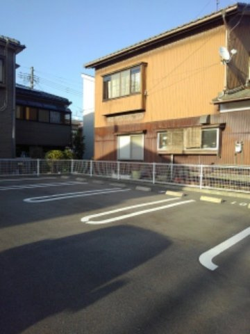 エテルノ　ブライトの駐車場