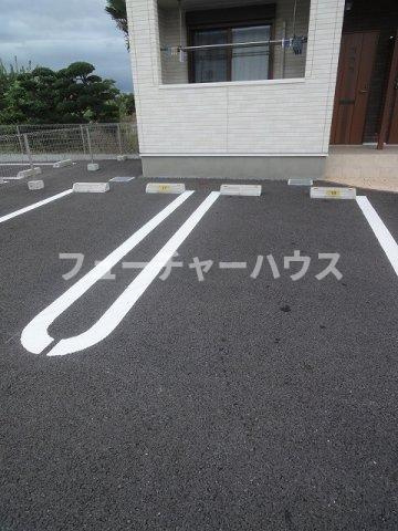 サンブリーゼ　Ⅵの駐車場