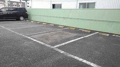 ローレルマンションの駐車場