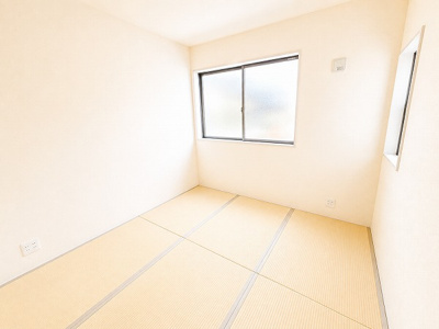 【和室】 | ☆☆新築分譲　泉町滝尻第２H　全８棟-②　ご見学できます！！ | リビング横には洋風和室！！